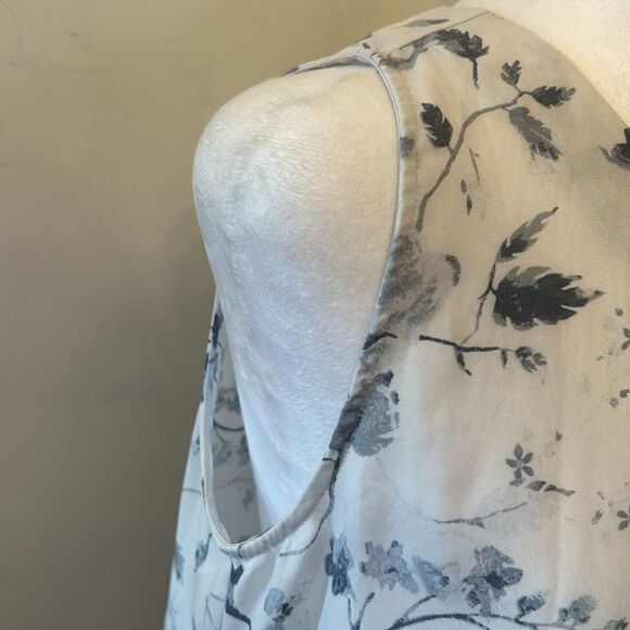 Violet + Claire blue/gray white floral sleeveless blouse Size M EUC - Picture 4 of 11